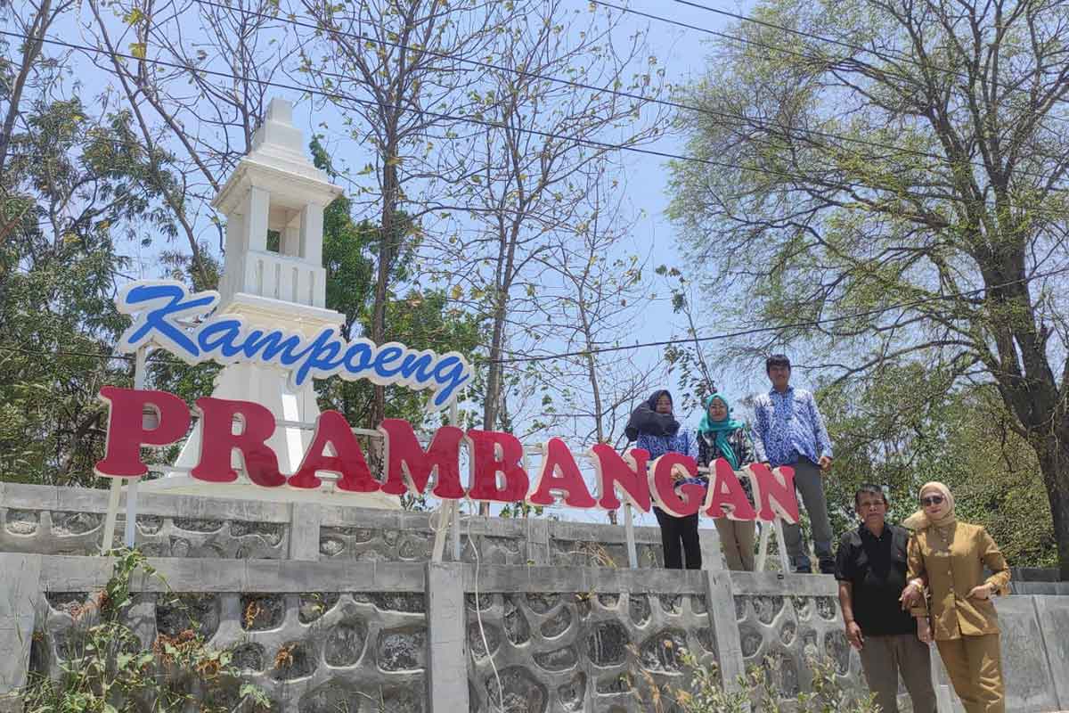 Kades Prambangan, Karto bersama perangkat desa berfoto bersama di depan Telaga Desa. Foto: ist. 