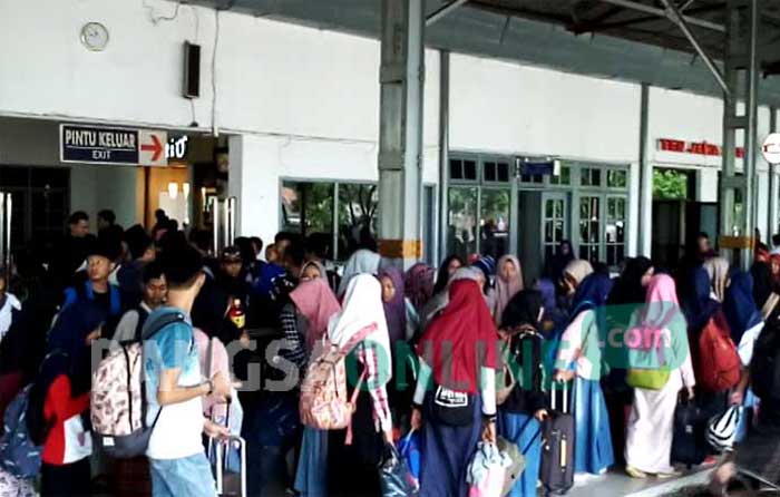 Ratusan Santri di Jombang Mudik Bareng, Naik Kereta Api 