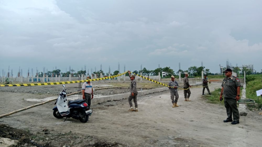 Petugas Satpol PP Jombang memasang 