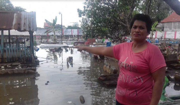 Sriatun, salah satu warga menunjukkan kondisi TPU Kelurahan Kebonsari Wetan usai diguyur hujan deras.
