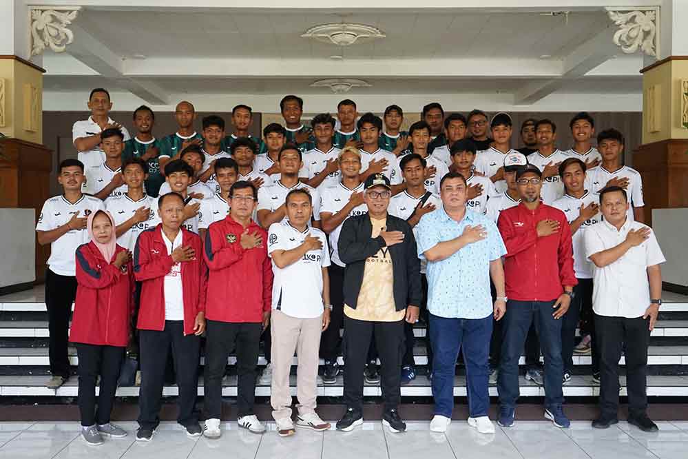 Gus Qowim (jaket hitam) bersama pengurus Inter Kediri dan para pemain. (Ist)