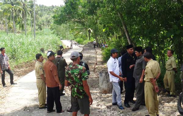 Pemkab Blitar bersama DPRD Kabupaten Blitar melakukan kunjungan di Blitar selatan. Foto: tri susanto/BANGSAONLINE