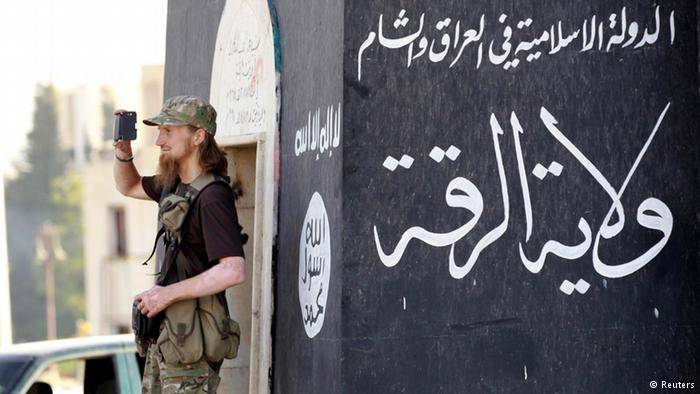 pemuda Jerman yang berpose di depan bendera ISIS. Hanya untuk memacu adrenaline... foto:repro dw.de