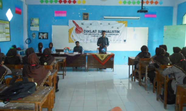 SERIUS: Siswa-siswi SMK NU Lamongan saat mendengar paparan dari narasumber. foto: nurqomar/ BANGSAONLINE.com