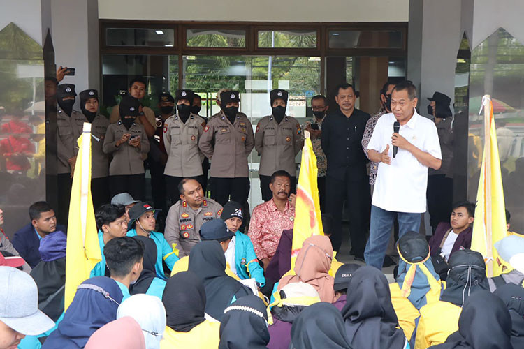 Kapolres Ngawi, AKBP. Dwiasi Wiyatputera bersama mahasiswa saat menyampaikan aspirasi di depan Gedung DPRD, Jumat(9/9/2022)