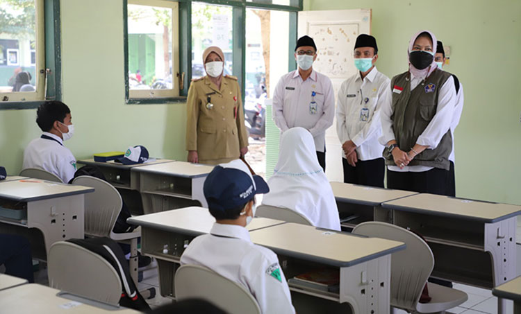 Wali Kota Batu Dra. Hj. Dewanti Rumpoko meninjau pelaksanaan pembelajaran tatap muka (PTM) terbatas di beberapa sekolah yang sudah menggelar kegiatan belajar mengajar, Senin (6/9/2021). (foto: ist)