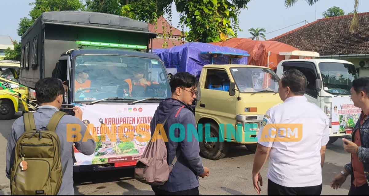 Kalaksa BPBD Kabupaten Kediri, Stefanus Djoko Sukrisno, saat memberangkatkan 6 truk penuh bantuan kemanusiaan ke Surabaya. Foto: MUJI HARJITA/BANGSAONLINE
