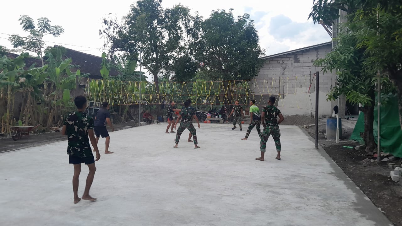Warga dan Satgas TMMD memanfaatkan lapangan voli yang hampir rampung, Sabtu (25/10/2025). foto ist
