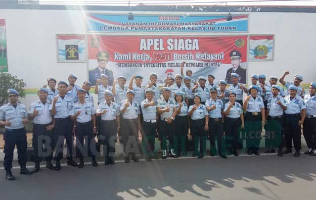 Para petugas lapas usai apel. foto: GUNAWAN WIHANDONO/ BANGSAONLINE