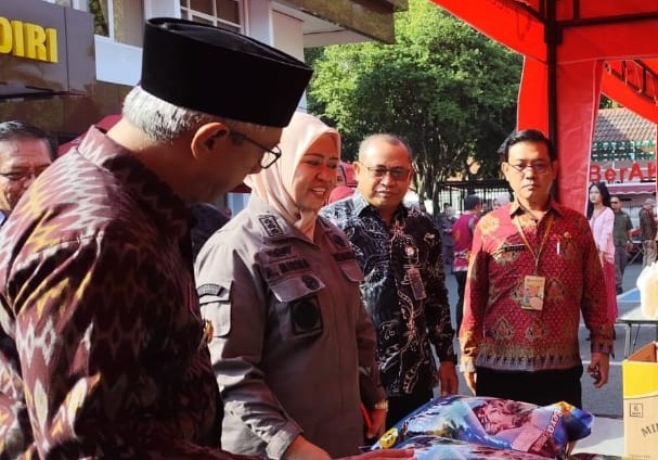 Wakil Wali Kota Kediri, Gus Qowim (kiri) dan Kepala Kejaksaan Negeri Kota Kediri, Andi Mirnawaty saat memantau kegiatan pasar murah. (Ist)