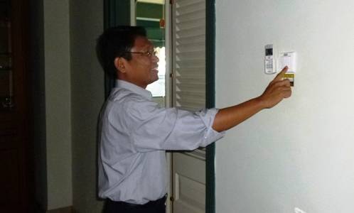 ?Antonius Teguh Wijayanto, Manajer Training and Development Grha Wismilak, selalu mematikan listrik ketika hendak keluar dari ruangan. Foto:rosihan c anwar/BANGSAONLINE