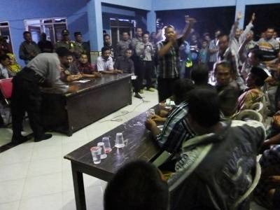 Warga Desa Kalidawir, saat menyampaikan aspirasi di kantor balai desa. (foto : agus hp/BANGSAONLINE)