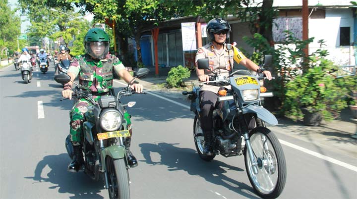 Kapolres bersama Dandim saat patroli. 