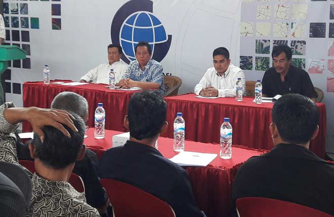 Anggota Komisi  VII DPR RI asal FPDIP, Nasirul Falah Amru (baju putih) ketika membicarakan Smelter di Gresik, beberapa waktu lalu. foto: SYUHUD/ BANGSAONLINE