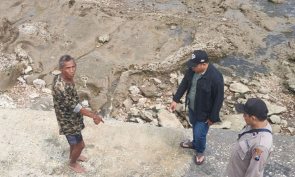 Polisi saat mendatangi lokasi penemuan mayat bayi.