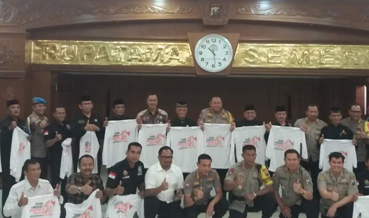 Kapolda Jawa Timur Irjen Luki Hermawan dan Wakil Kapolda Jawa Timur Brigjen Pol Toni Harmanto foto bersama dengan para pimpinan perguruan pencak silat di Gedung Patuh Lantai 2 Mapolda Jatim Jalan A Yani 116 Surabaya, Selasa (27/8/2019). foto: bangsaonline.com