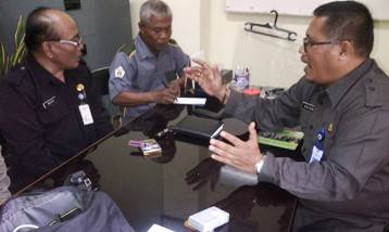 Kepala Dispendik, Mahin Spd (kiri) diskusi dengan Kabag Humas, Suyono untuk persiapan Unas SLTP. (syuhud/BANGSAONLINE)