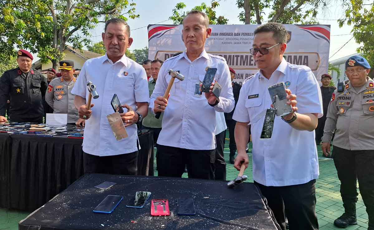 Pemusnahan barang ilegal berupa handphone yang dilakukan Kanwil Ditjenpas Jatim.