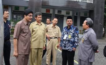 Kadindi Jawa Timur,  Syaiful Rachman ketika melakukan inspeksi mendadak (sidak) hari pertama pelaksanaan Ujian Nasional (Unas) di MTsN 1 Sidoarjo. foto : dya ayu wulansari /BANGSAONLINE