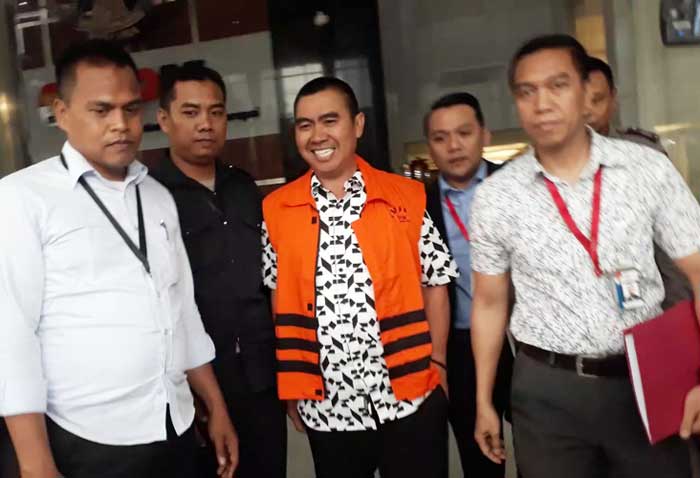 Anton saat digelandang oleh petugas.