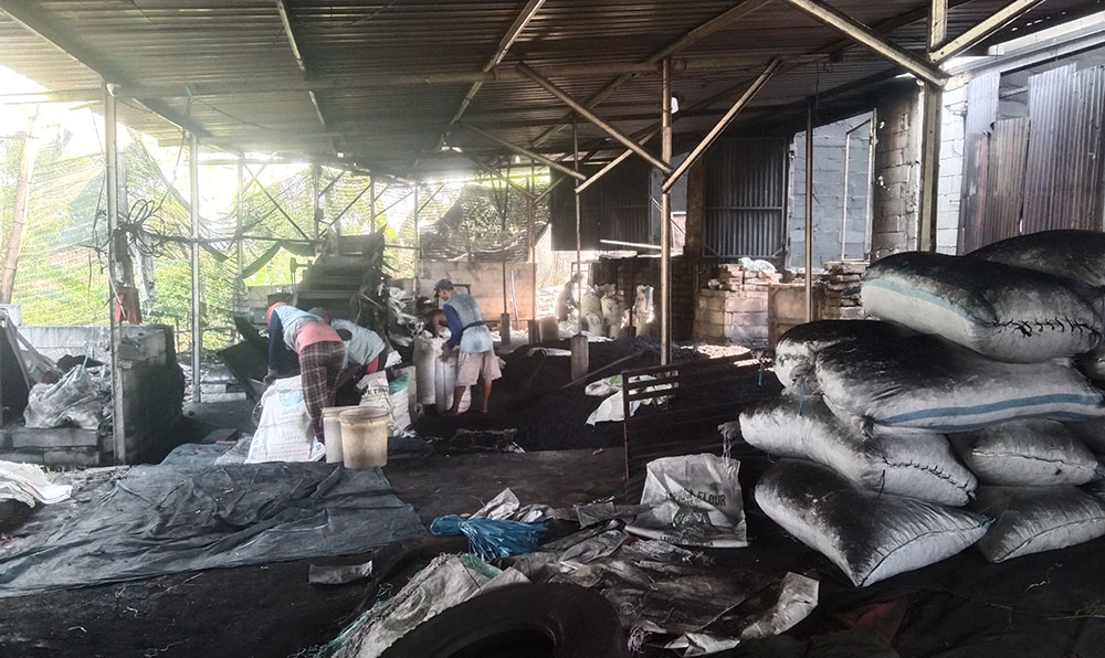 Lokasi pembakaran batok kelapa di Desa Guyung yang dikeluhkan warga karena menimbulkan polusi udara.