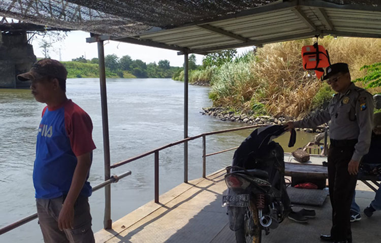 Sepeda motor dan jaket milik korban yang ditemukan di TKP.  Foto : Ist.