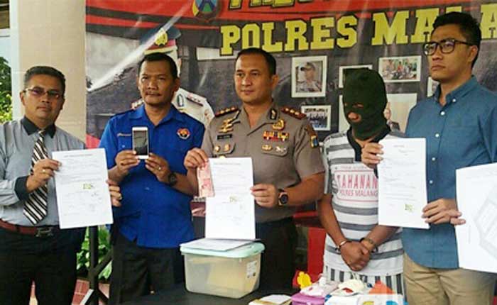Kapolres Malang AKBP Yade Setiawan Ujung menunjukkan barang bukti OTT kades Kalisongo. 