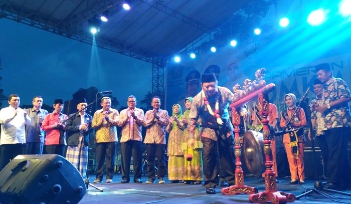 SIMBOLIS: Bupati Sidoarjo H Saiful Ilah membuka Pasar Rakyat Muslimat NU, di Alun-Alun Sidoarjo, Selasa (19/2). Foto: MUSTAIN/BANGSAONLINE