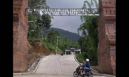 Jalan menuju wisata air panas Padusan yang dinamai Jalan Mustofa Kamal Pasa di Desa Claket ,Pacet. (gunadhi/BangsaOnline)