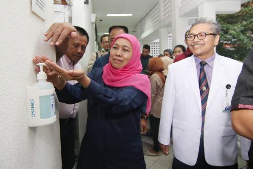 Gubernur Jawa Timur Khofifah Indar Parawansa membasuh tangan saat memantau kesiapsiagaan petugas dan fasilitas Tropical Desease Center (TDC) atau Lembaga Penyakit Tropis (LPT) medis di Rumah Sakit Universitas Airlangga Surabaya, Sabtu (14/3). foto: istimewa/ bangasonline.com