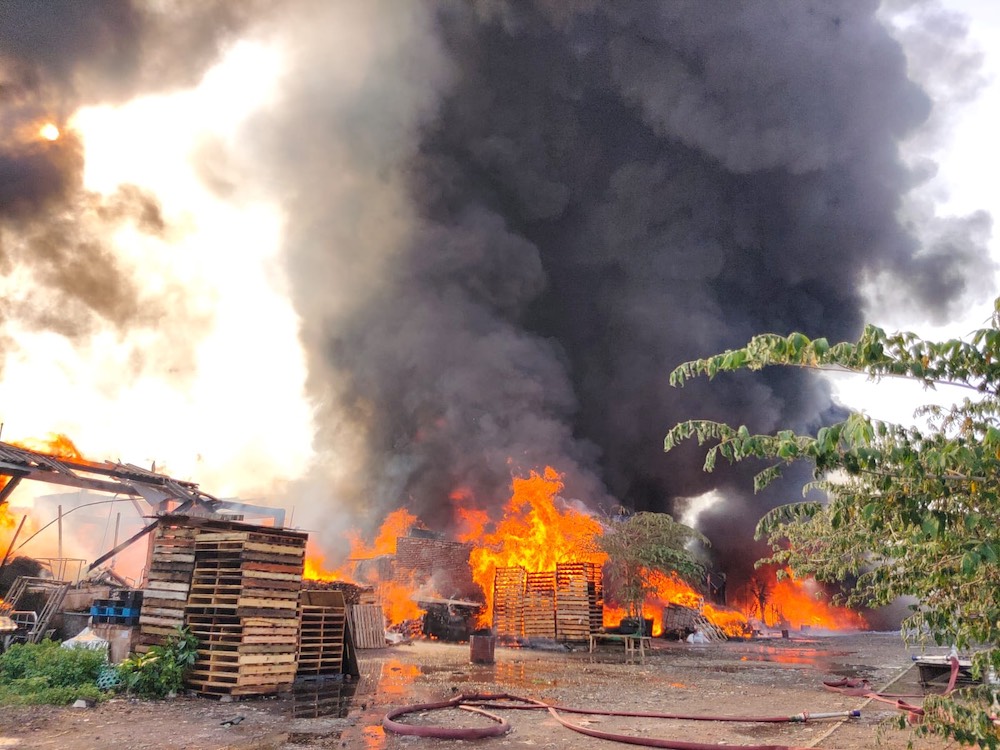 Gudang TNI AD yang terbakar di jalan Jepara Surabaya pagi hari tadi (foto: Rusmiyanto)