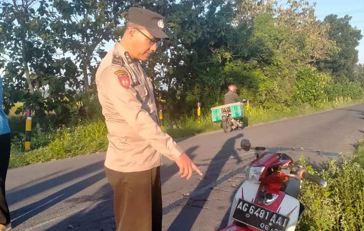 Petugas dari Polsek Gurah saat menunjukkan sepeda motor milik pelajar yang tewas. Foto: Ist