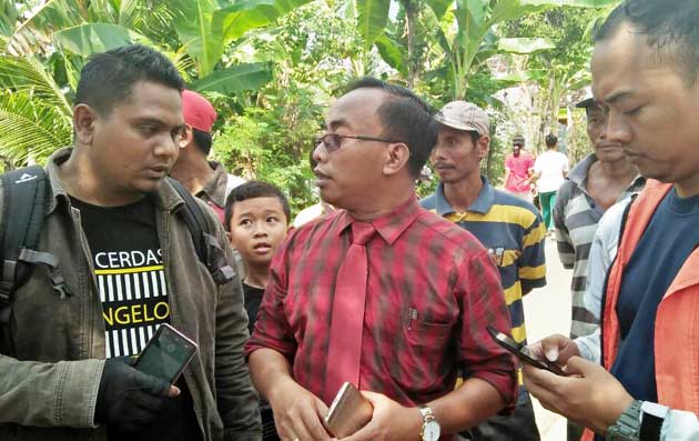 Nur Aziz, Kuasa Hukum tergugat, saat memberikan keterangan. foto: GUNAWAN WIHANDONO/ BANGSAONLINE