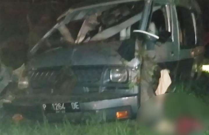 Kondisi mobil usai dihantam kereta api.