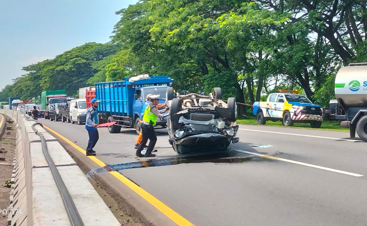 Kondisi mobil Wuling yang terguling di Tol Sidoarjo sebelum dievakuasi petugas.