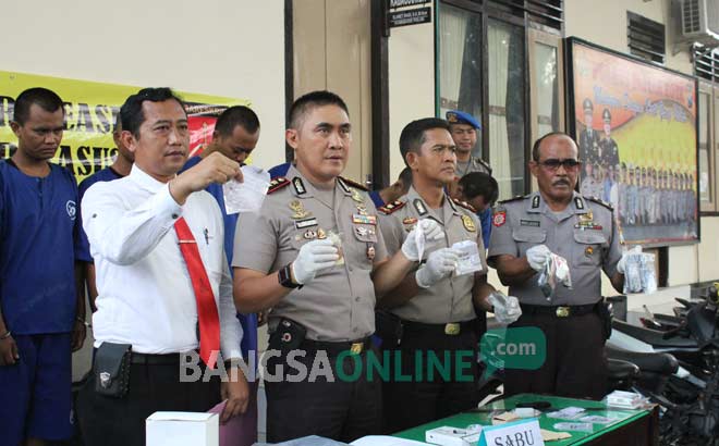 Kapolres Blitar Kota AKBP, Yossy Runtukahu saat menunjukkan barang bukti berupa ganja dan sabu-sabu. foto: TRI SUSANTO/ BANGSAONLINE