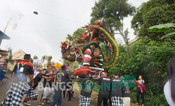 Ogoh-ogoh saat diarak. foto: rony suhartomo/ BANGSAONLINE