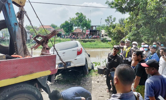Mobil Daihatsu Ayla saat diderek petugas dari Sungai Bakungtemenggungan.