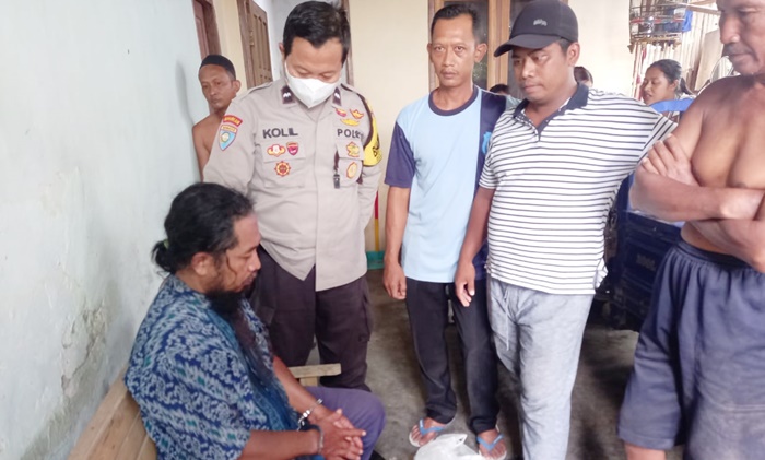 Muhadi (duduk) tersangka dugaan pencurian saat diamankan warga. foto: ist.