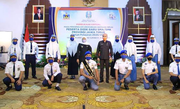 Gubernur Jawa Timur Khofifah Indar Parawansa saat pembukaan MPLS 2020 yang dilakukan melalui sambungan video conference di Gedung Negara Grahadi, Senin (13/7). foto: ist/ bangsaonline.com