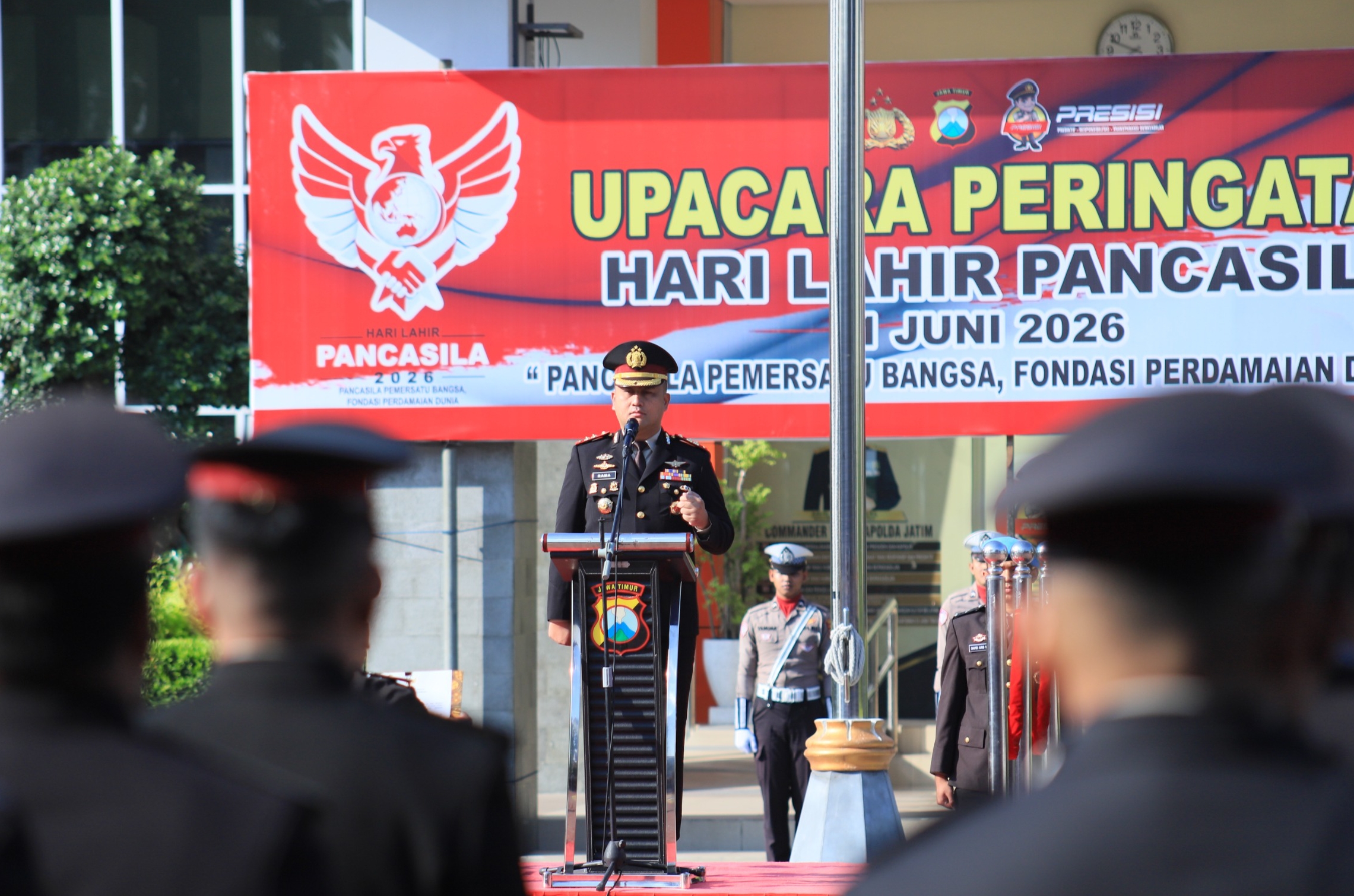 Kapolres Gresik, AKBP Ramadhan Nasution saat memimpin apel Harlah Pancasila