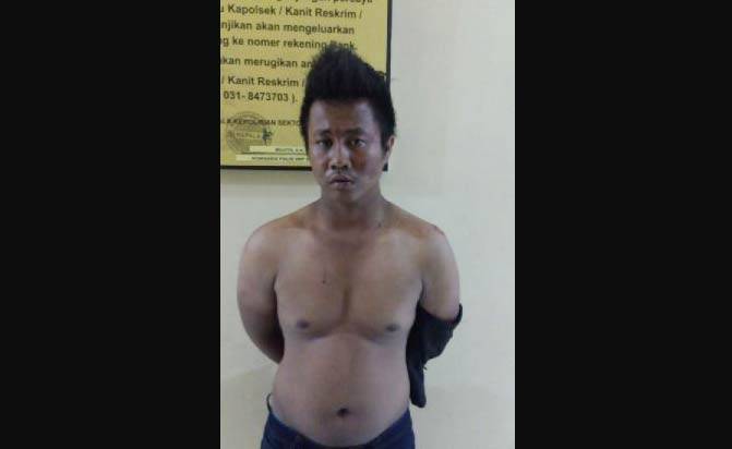Tersangka jambret yang diamankan di Mapolsek Tenggilis. foto: ekoyono/ BANGSAONLINE