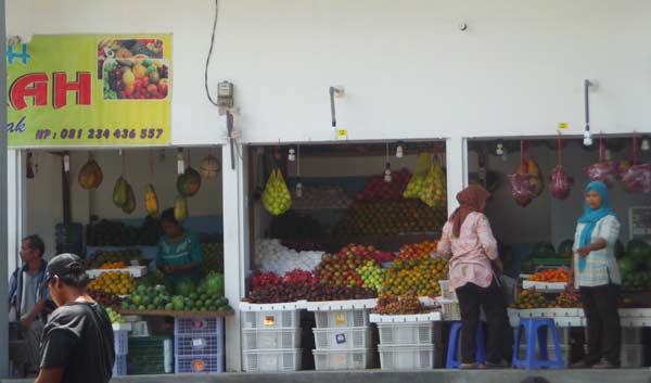 Beberapa stan yang menjual buah di Pasar Ngemplak, Tulungagung. foto: feri/ BANGSAONLINE