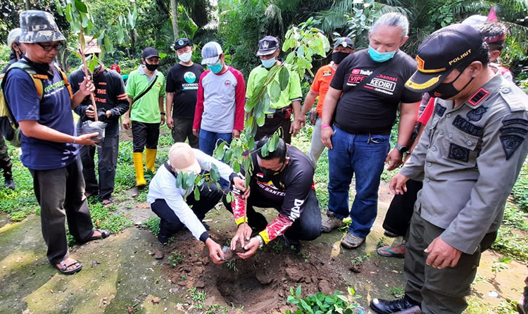Ketua DPRD Kabupaten Kediri Dodi Purwanto saat menanam pohon disaksikan oleh Ketua Umum GNDP dr. Ari Purnomo Adi, pihak Perhutani Kediri, dan para relawan. (foto: MUJI HARJITA/ BANGSAONLINE)
