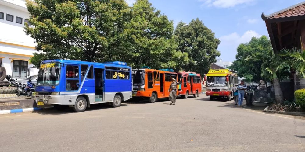 Puluhan pemilik bus mini saat mendatangi Kantor Dishub Ponorogo 