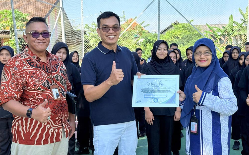 Kepala BPJS Kesehatan Bojonegoro, Wahyu Giyanto, saat menyerahkan piagam kerja sama kepada Kepala SR Integrasi Kabupaten Tuban, Vera Khairun Nissa.