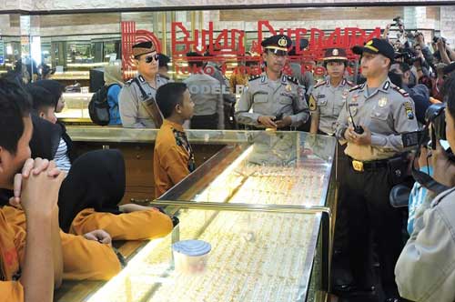 AKP Ramadhan Nasution memberikan pengarahan kepada pegawai Toko Emas Bulan Purnama, kemarin. Foto: iwan irawan/BANGSAONLINE