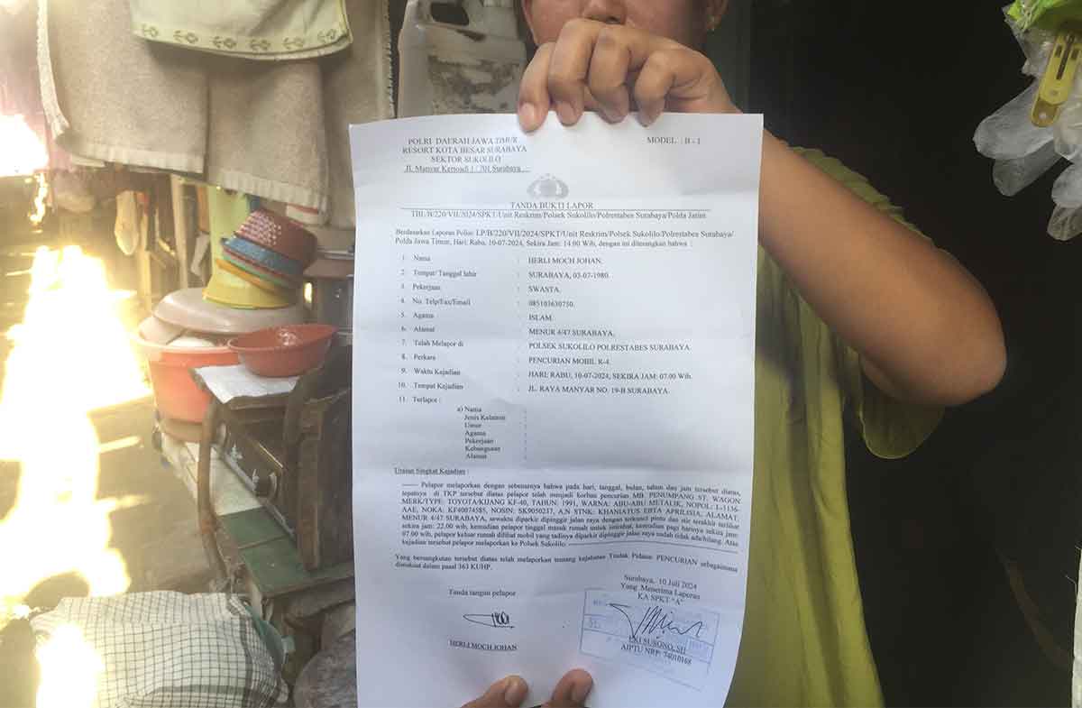 Korban saat menujnukkan surat laporan.