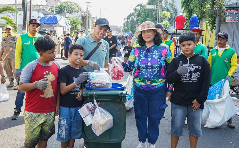 Pj Wali Kota Kediri Zanariah saat memasukkan sampah ke tempat yang telah disediakan. Foto: Ist.