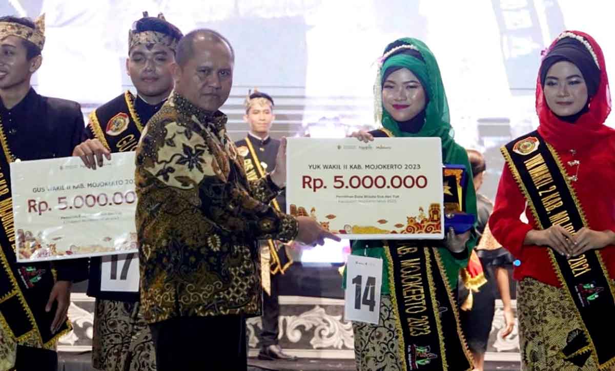 Siswi SMAN 1 Gedeg, Zaskia, saat menerima piala penghargaan sebagai Wakil Yuk 2 Kabupaten Mojokerto.